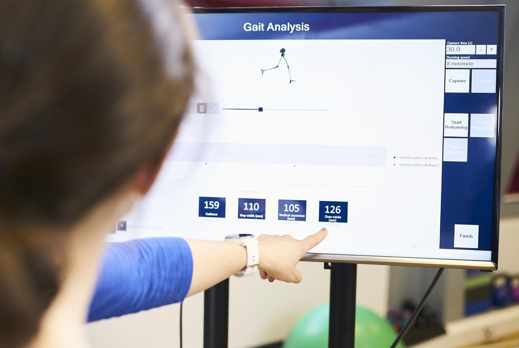 Run3D brochure demonstration of a clinician discussing movement measurements on an analysis screen